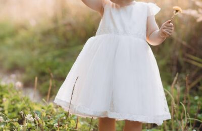 Conseils pour bien choisir la taille d’une robe de cérémonie pour bébé