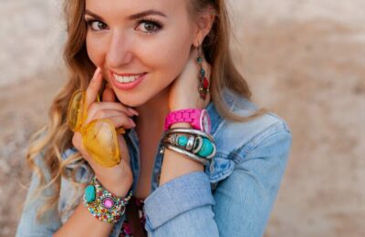 Les accessoires qui peuvent transformer une tenue féminine en quelques secondes